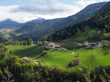 Blick auf den Berggasthof Dorfner und die Berge
