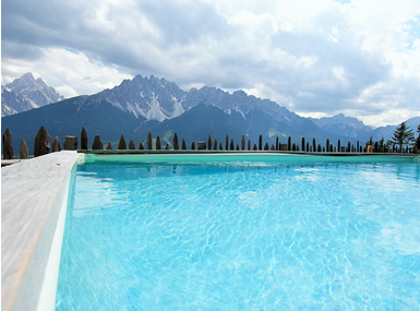 La piscina esterna con vista sulle montagne