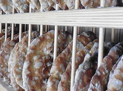 Uno scaffale pieno di pane di segale