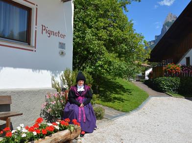 Emma Pigneter in traditioneller Tracht