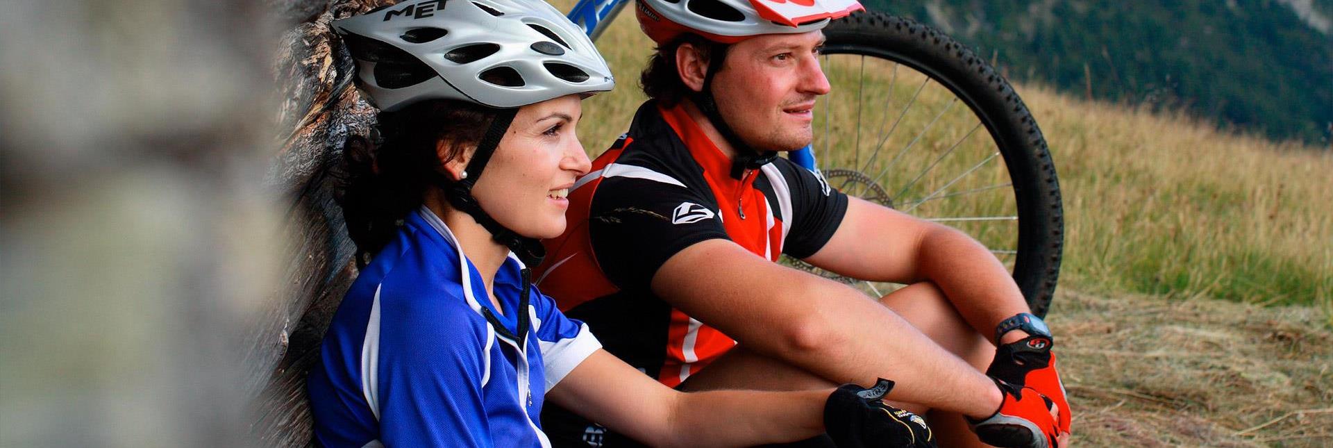 Zwei Radfahrer legen eine Pause ein
