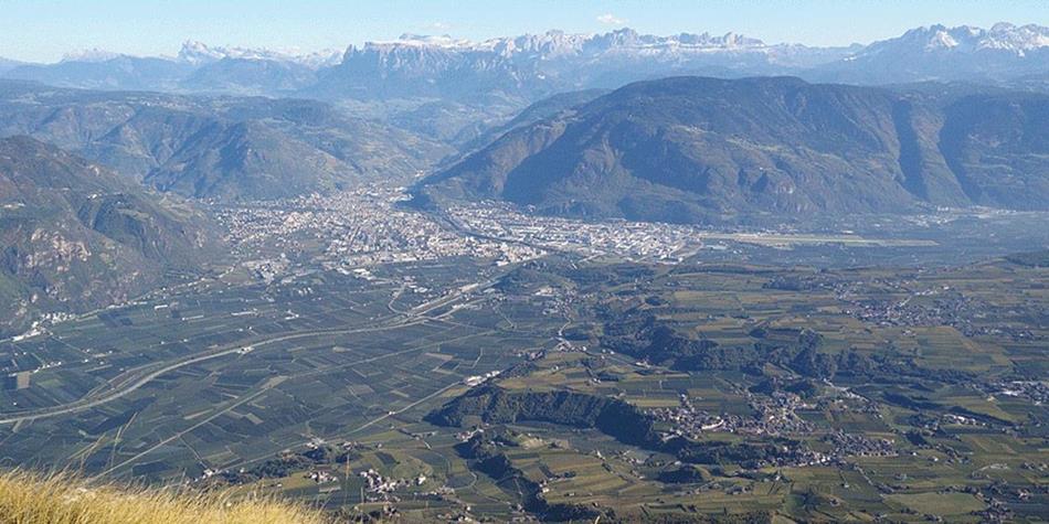 Bozen und die umliegenden Berge von oben