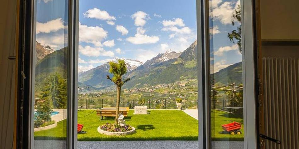 Blick auf dem Garten und die Berge