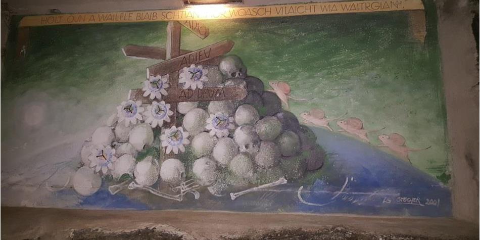 Affresco con teschi, fiori, topi e cartelli con scritte “Adieu” e “Ad Drun”, firmato nel 2001.