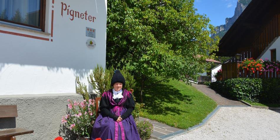 Emma Pigneter con il suo costume traditionale