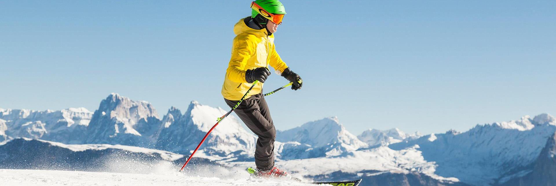 Eine Person beim Skifahren